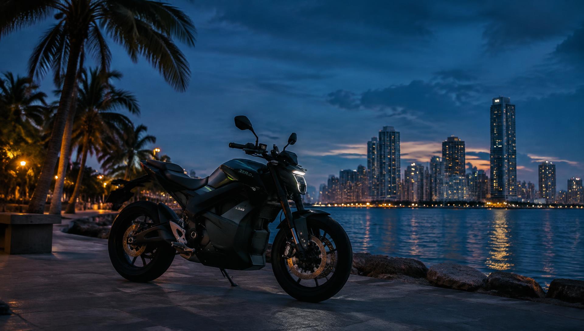 Moto eléctrica en un malecón costero al anochecer (imagen ilustrativa)